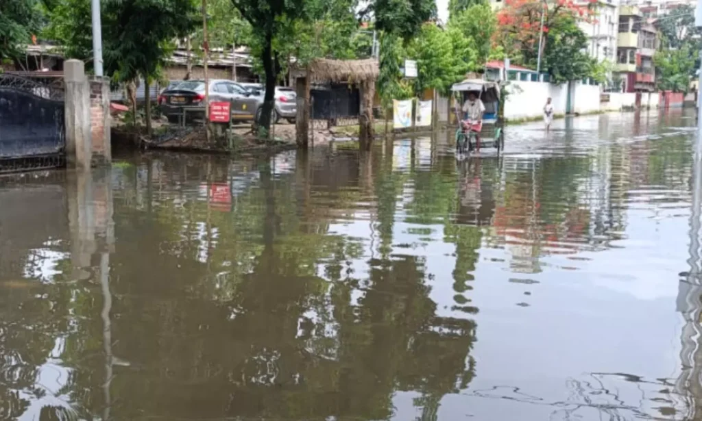 Guwahati Floods : बारिश बनी आफत, जनजीवन प्रभावित