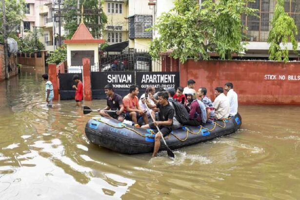 Guwahati Floods : बारिश बनी आफत, जनजीवन प्रभावित