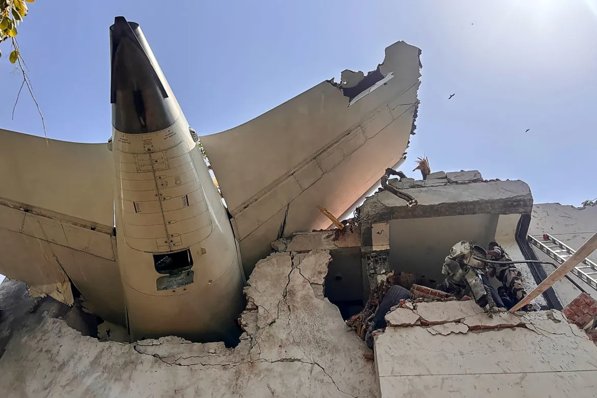 Ahmedabad Flight Crash News: अहमदाबाद विमान हादसे ने पूरे देश को किया सदमे में, 240 से ज्यादा लोगों की मौत