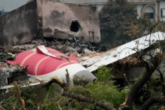 Ahmedabad Flight Crash News: अहमदाबाद विमान हादसे ने पूरे देश को किया सदमे में, 240 से ज्यादा लोगों की मौत