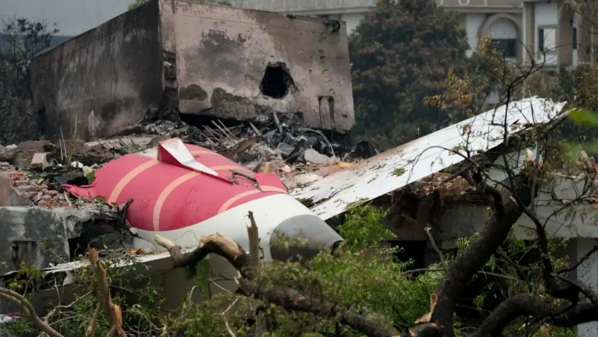 Ahmedabad Flight Crash News: अहमदाबाद विमान हादसे ने पूरे देश को किया सदमे में, 240 से ज्यादा लोगों की मौत
